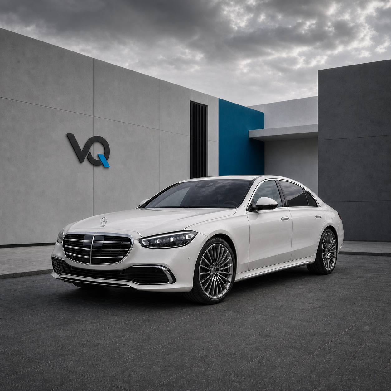 מרצדס S-Class לבנה ונקייה לצד שלט VQ על קיר מודרני