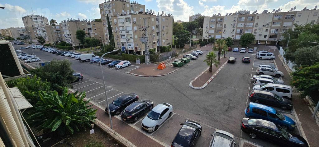 חניה ציבורית רחבה עם מרווח וגישה נוחה